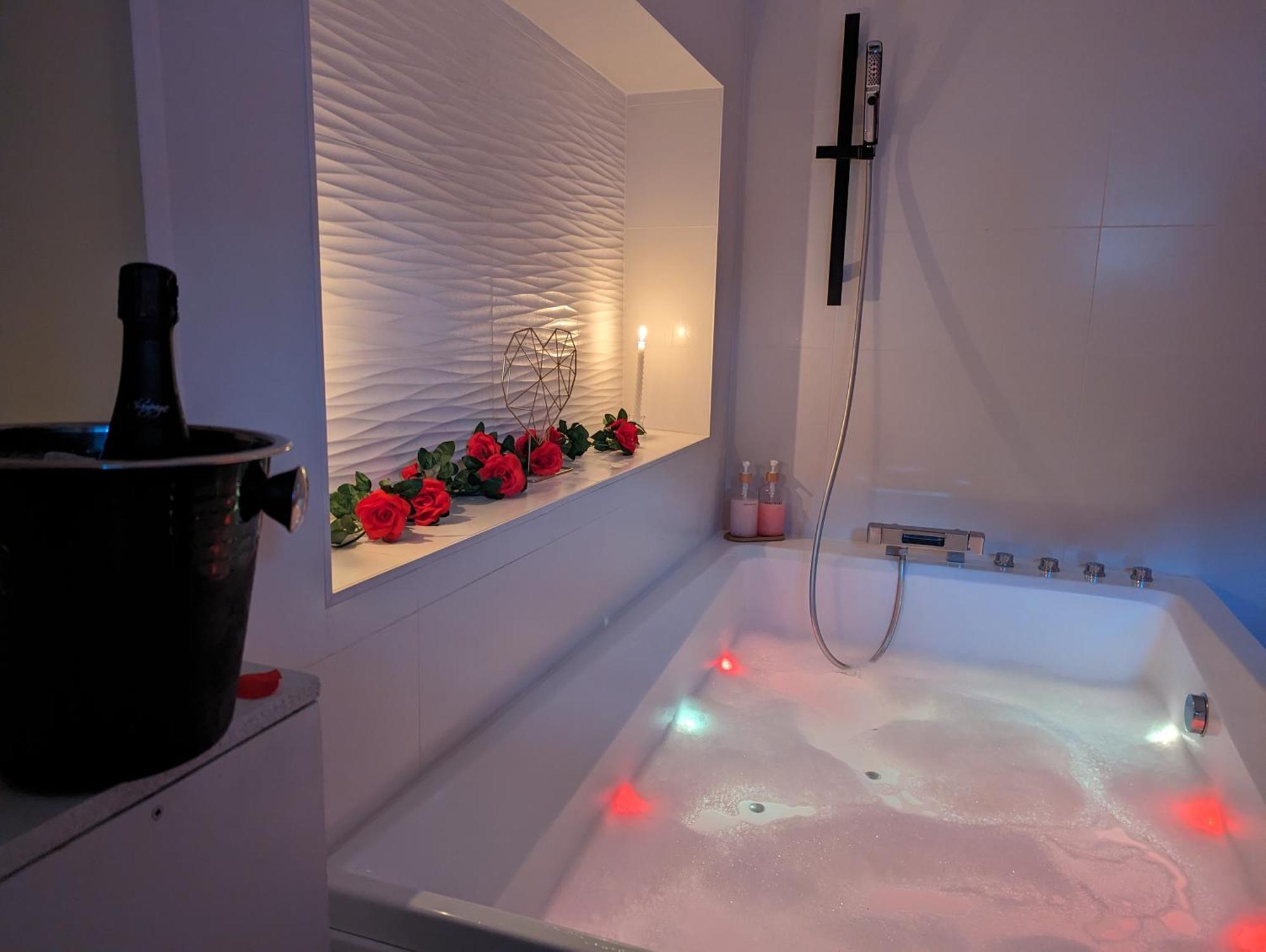 Love Room Perpignan Jacuzzi & Ambiance Romantique Villeneuve-de-la-Raho Экстерьер фото
