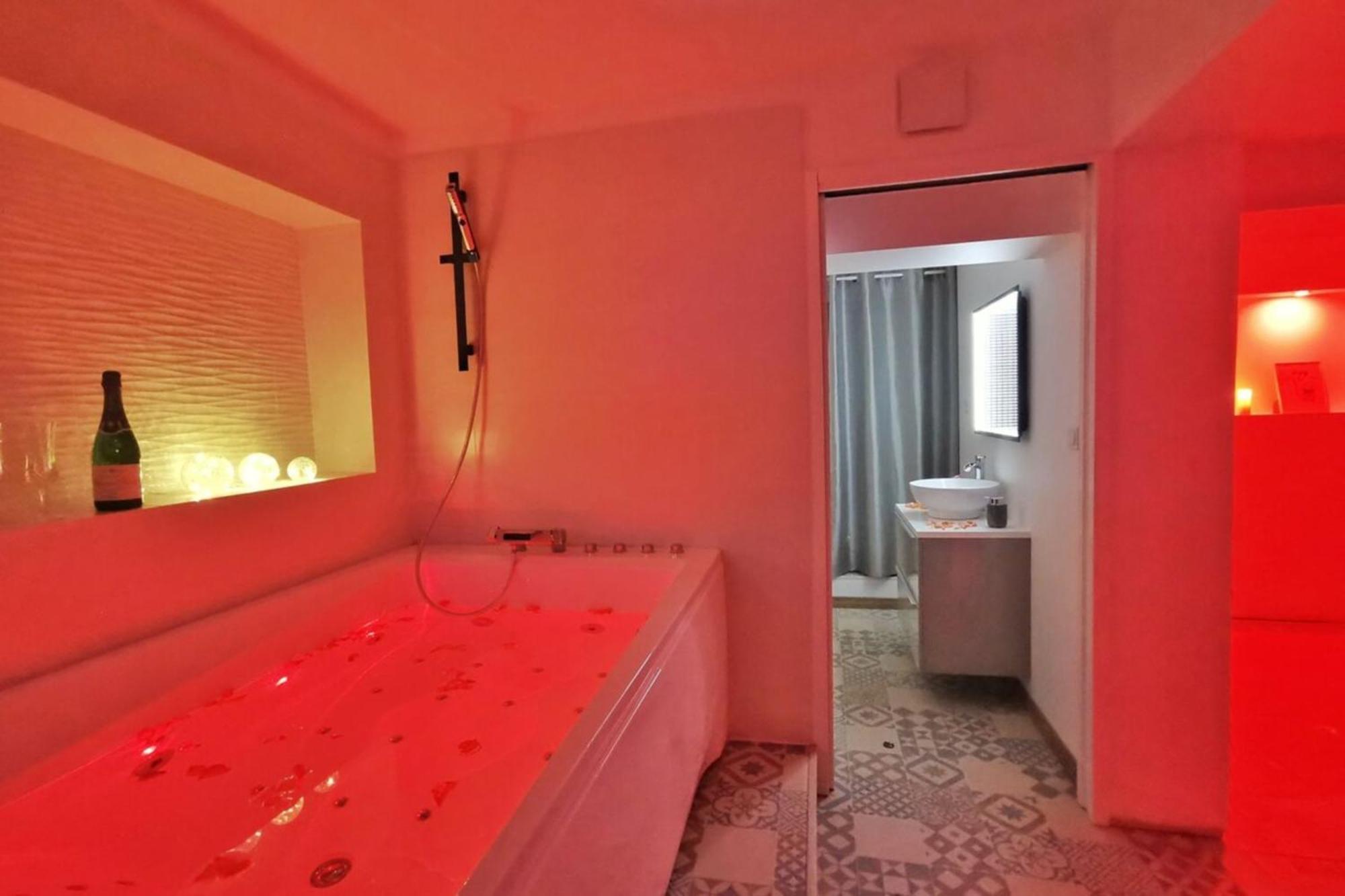Love Room Perpignan Jacuzzi & Ambiance Romantique Villeneuve-de-la-Raho Экстерьер фото